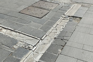 Ηράκλειο: Διαλυμένος κι επικίνδυνος δρόμος στην καρδιά του κέντρου (φωτογραφίες)