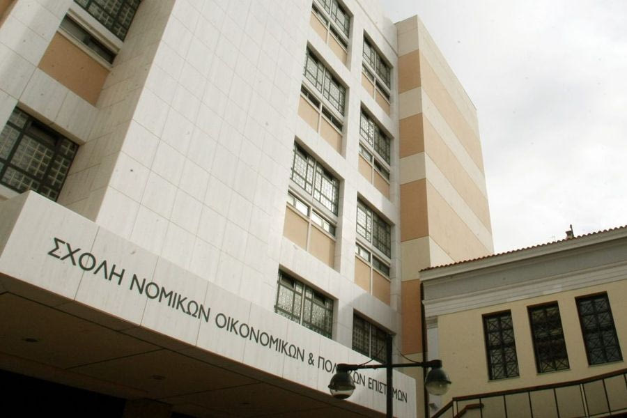 Επίθεση στη Νομική: Σαρώνουν τις κάμερες ασφαλείας στην ΕΛΑΣ για να εντοπίσουν τους δράστες
