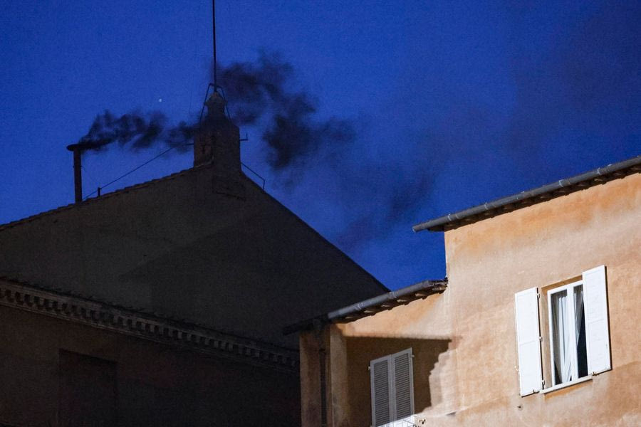 Μαύρος καπνός στην Καπέλα Σιξτίνα – Άκαρπη η πρώτη ψηφοφορία για την ανάδειξη του νέου Πάπα