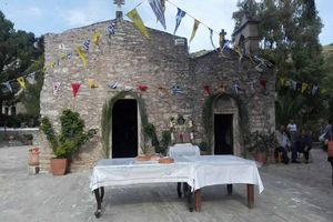 Πλήθος πιστών για ένα τάμα και φέτος στην Παναγία την Αλμυρή