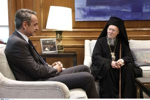 Συνάντηση Μητσοτάκη με τον Οικουμενικό Πατριάρχη Βαρθολομαίο με φόντο την Εκκλησία της Κρήτης