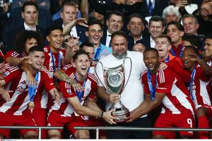 Η απονομή του Ολυμπιακού για την κατάκτηση του Κυπέλλου Ελλάδας