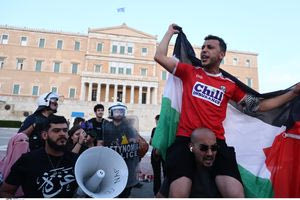 Χιλιάδες διαδηλωτές στη συγκέντρωση αλληλεγγύης για την Παλαιστίνη στο Σύνταγμα