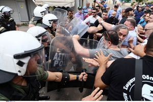 Απεργία ταξί: Επεισόδια με χρήση χημικών ανάμεσα σε ΜΑΤ και διαδηλωτές