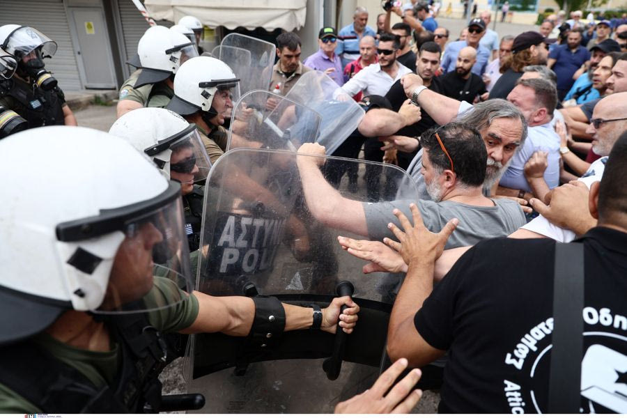 Απεργία ταξί: Επεισόδια με χρήση χημικών ανάμεσα σε ΜΑΤ και διαδηλωτές