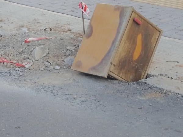 Το κομοδίνο που έγινε… προστασία στον δρόμο!