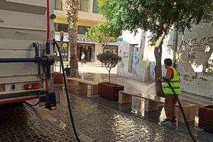 Πλένεται η πόλη  – Απομακρύνθηκε η σκόνη από το κέντρο του Ηρακλείου