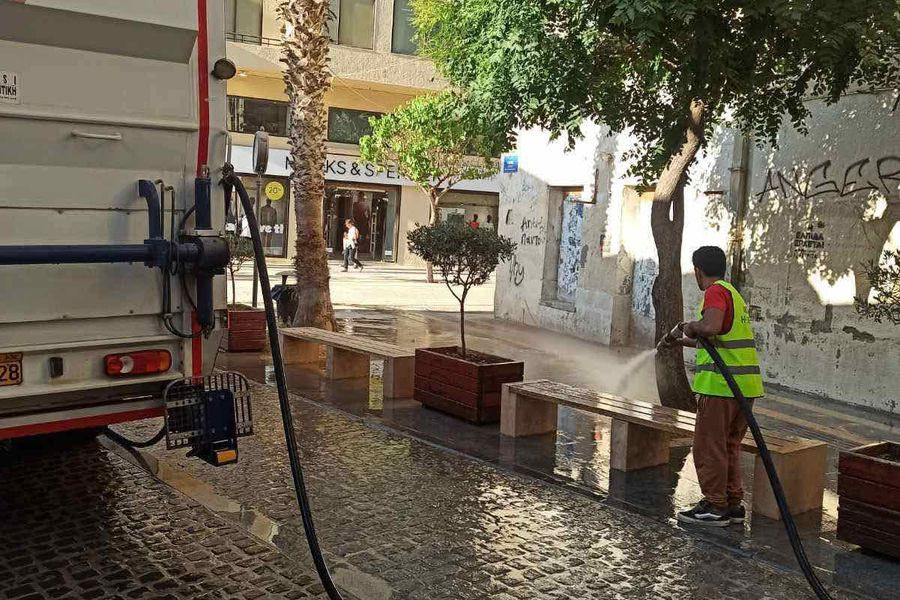 Πλένεται η πόλη  – Απομακρύνθηκε η σκόνη από το κέντρο του Ηρακλείου
