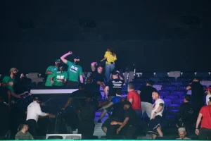 Σοβαρά επεισόδια Ολυμπιακών και Παναθηναϊκών στο Άμπου Ντάμπι (video)