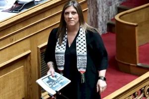 Με παλαιστινιακή μαντίλα στη Βουλή η Ζωή Κωνσταντοπούλου