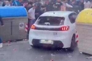 Σκηνές χάους πριν το ντέρμπι Εσπανιόλ-Μπαρτσελόνα: Οδηγός παρέσυρε φιλάθλους με το αυτοκίνητο (video)