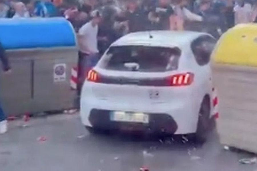 Σκηνές χάους πριν το ντέρμπι Εσπανιόλ-Μπαρτσελόνα: Οδηγός παρέσυρε φιλάθλους με το αυτοκίνητο (video)