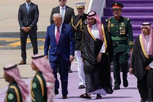 «Πριγκιπική» υποδοχή με ιππικό και χαλιά για Τραμπ και Μασκ στη Σαουδική Αραβία