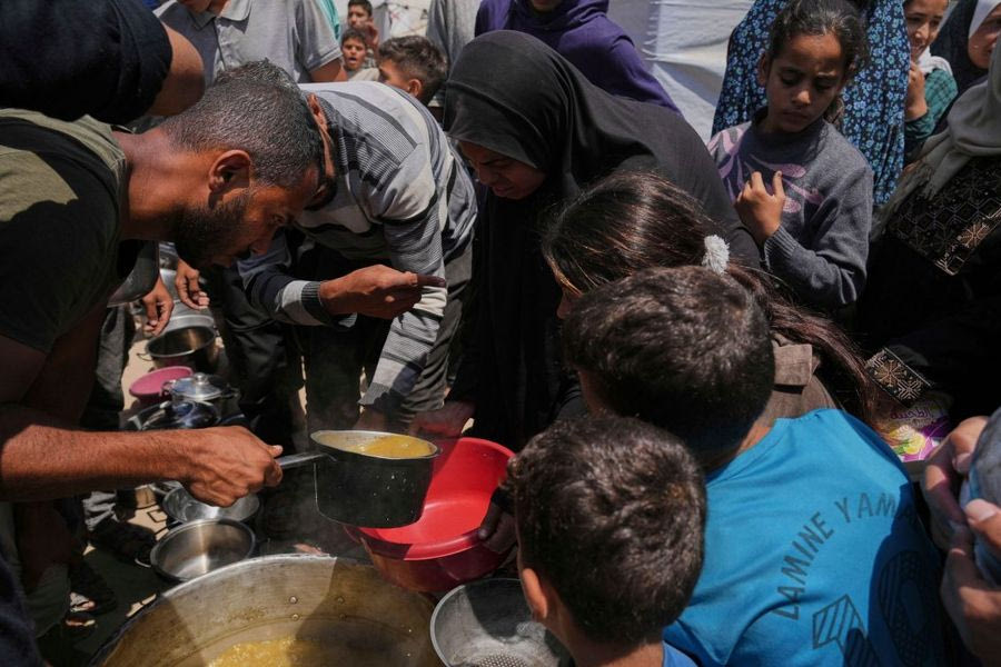 «Σταγόνα στον ωκεανό» η ανθρωπιστική βοήθεια στη Γάζα – Αργοπεθαίνουν από την πείνα τα παιδιά