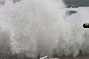 Μύκονος: Ισχυροί άνεμοι «σήκωσαν» κύματα ύψους 10 μέτρων – Βίντεο