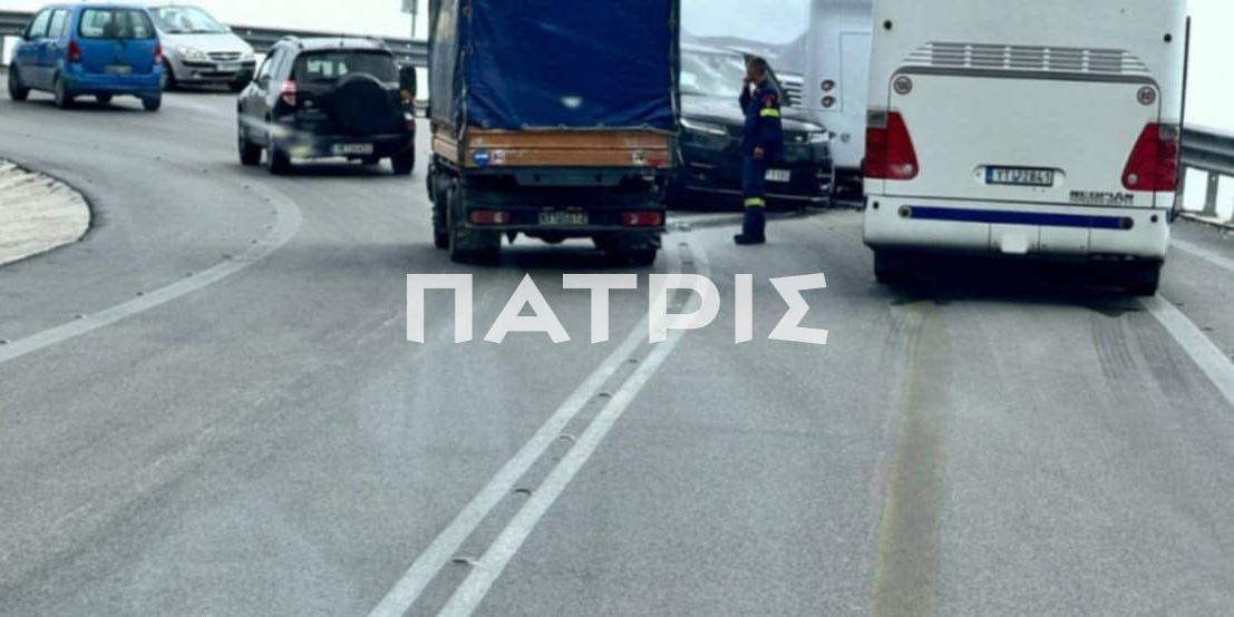 Τροχαίο στη Λυγαριά: Αυτοκίνητο έπεσε πάνω σε λεωφορείο (φωτογραφίες)