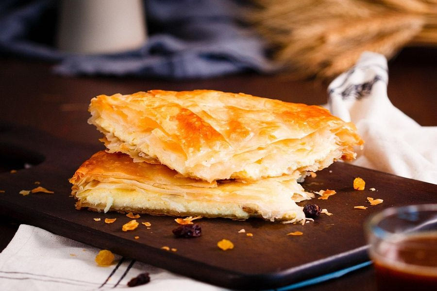 Πίτα με ξινομυζήθρα και φρέσκα μυρωδικά – Δείτε τη συνταγή