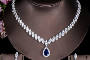 Του «γυάλισε» κολιέ με διαμάντια και ζαφείρια – Πως άρπαξε το κόσμημα από το κατάστημα