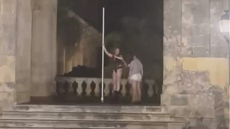 Σάλος στην Κέρκυρα: Ημίγυμνα μοντέλα κάνουν poledancing στα παλιά ανάκτορα (βίντεο)