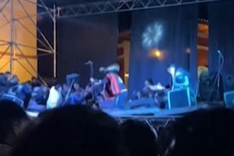 Βίντεο: Κατέρρευσε σκηνή κατά τη διάρκεια συναυλίας σε σχολική γιορτή