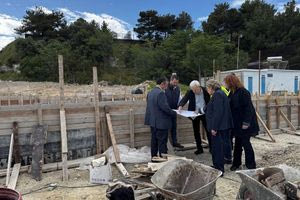 Αυτοψία του Αλέξη Καλοκαιρινού στις εργασίες κατασκευής της νέας παιδικής χαράς του Αγίου Μύρωνα