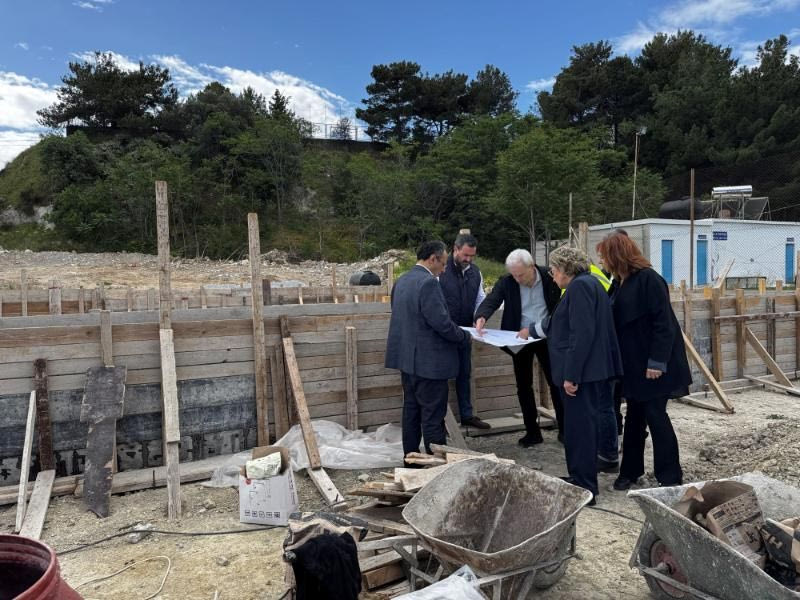 Αυτοψία του Αλέξη Καλοκαιρινού στις εργασίες κατασκευής της νέας παιδικής χαράς του Αγίου Μύρωνα