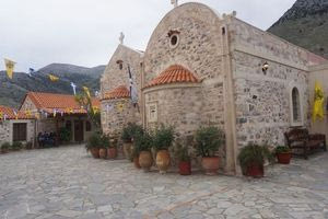 Στα όρη του Κρουσώνα “κατοικούν” πίστη και ομορφιά – Πανηγυρίζει η Μονή Αγίας Ειρήνης