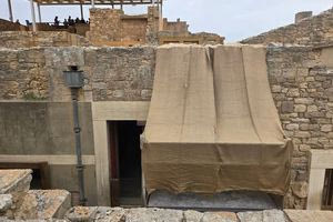 Κνωσός: Έχει ρωγμές; Τις κρύβει ο «μπερντές»! (φωτογραφίες)