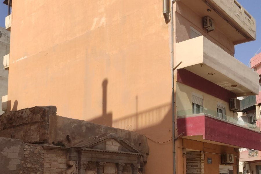 «Δαμόκλειος σπάθη» το σπασμένο μπαλκόνι πάνω από την Κρήνη Πριούλι (φωτογραφίες)