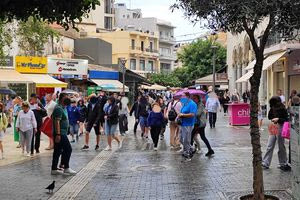 Κοντομάνικα κι ομπρέλες στο κέντρο του Ηρακλείου