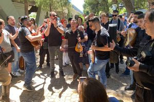 Ξεσήκωσαν με τις λύρες τους οι φίλαθλοι του ΟΦΗ το Μαρούσι (φωτογραφίες & βίντεο)