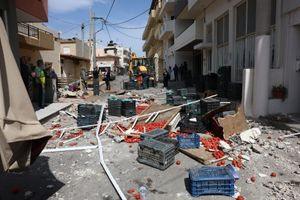 Έπεσε μπαλκόνι σε λαϊκή αγορά στα Καμίνια – Από τύχη δεν υπήρξαν τραυματίες