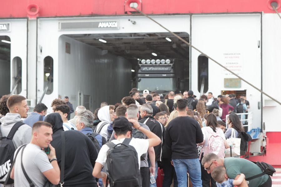 Γεμίζουν τα πλοία με την προσμονή της κούπας οι φίλοι του ΟΦΗ – φωτογραφίες