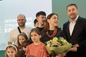 Ηράκλειο: Τιμητική αναγνώριση σε δύο μητέρες από τον Νίκο Ανδρουλάκη