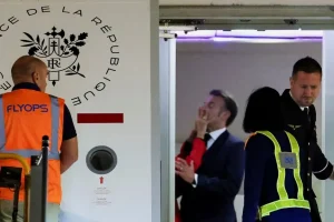 Ο Τραμπ «τρολάρει» τον Μακρόν για το χαστούκι της Μπριζίτ στο αεροπλάνο: «Πρέπει να βεβαιώνεται ότι είναι κλειστή η πόρτα»