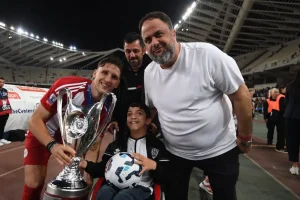 Ο μικρός Γιάννης Παπαστεφανάκης κράτησε το Κύπελλο και φωτογραφήθηκε με Μαρινάκη και Ρέτσο