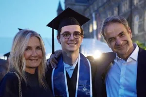 Στην αποφοίτηση του γιου τους, Κωνσταντίνου, ο Κυριάκος Μητσοτάκης και η Μαρέβα Γκραμπόφσκι