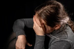 Πάτρα: Ο νονός 15χρονης τη μαστίγωνε και τη γρονθοκοπούσε – Σκεφτόταν να αυτοκτονήσει η ανήλικη