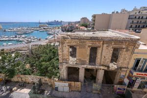 Ξεκίνησε το έργο στερέωσης του πρώην ξενοδοχείου Μίνως (video)