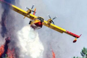 Πυρκαγιά στον Ασπρόπυργο στη θέση Τζαβερδέλλα – Σηκώθηκαν εναέρια μέσα