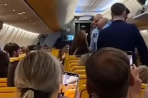 Χάος σε αεροσκάφος της Ryanair: Μεθυσμένη επιβάτιδα υποχρέωσε τους πιλότους σε αλλαγή πορείας