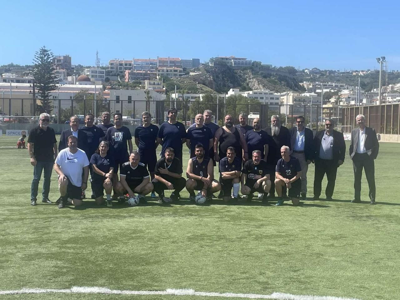 94χρονος Κρητικός έπαιξε αγώνα με τον Γρηγόρη Αρναούτογλου και τους δημοτικούς συμβούλους