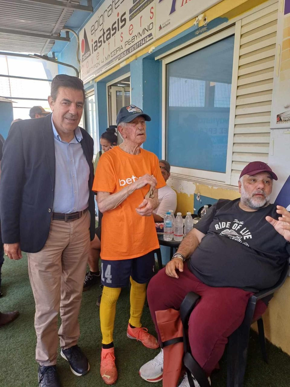 94χρονος Κρητικός έπαιξε αγώνα με τον Γρηγόρη Αρναούτογλου και τους δημοτικούς συμβούλους