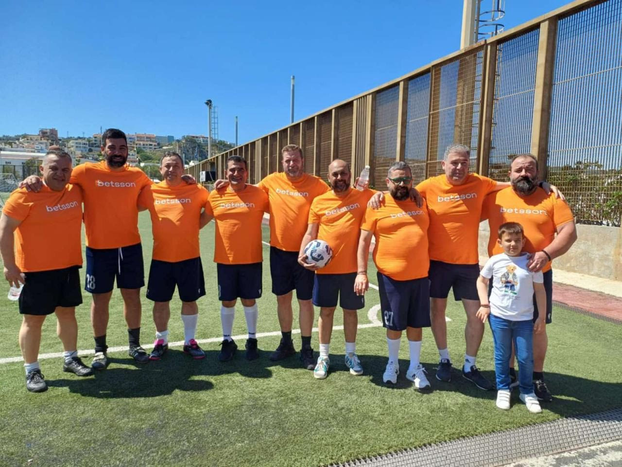 94χρονος Κρητικός έπαιξε αγώνα με τον Γρηγόρη Αρναούτογλου και τους δημοτικούς συμβούλους
