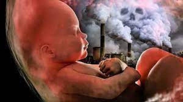 Η ατμοσφαιρική ρύπανση παχαίνει τα παιδιά από τη… μήτρα της μητέρας τους