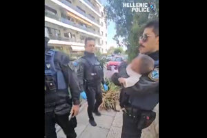 Άλιμος: Ποινική δίωξη στη γιαγιά του βρέφους που βρέθηκε δίπλα σε κάδο σκουπιδιών