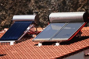 Θερμοσίφωνες και αντλίες: Επιδότηση σε όλους τους δικαιούχους εξετάζει το υπουργείο