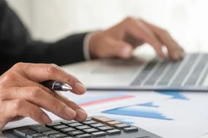 Καρδίτσα: Καταγγελία για απάτη εκατομμυρίων ευρώ – Λογιστής «άρπαζε» επιδόματα από Ρομά