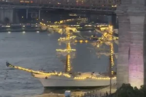 ΗΠΑ: Δύο νεκροί από την πρόσκρουση ιστιοφόρου στη γέφυρα του Μπρούκλιν – Νέα συγκλονιστικά βίντεο