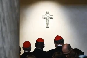 Εκλογή νέου Πάπα: Εγκαταστάθηκε η καμινάδα του Βατικανού – Όλα έτοιμα για τον νέο Ποντίφικα